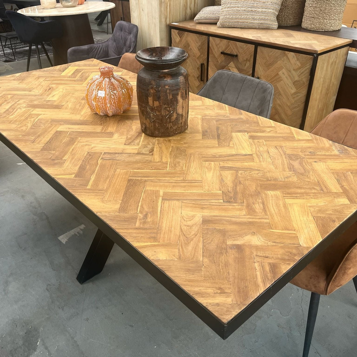 Eettafel teak visgraat matrix zwart metaal 