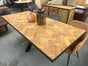 Eettafel teak visgraat matrix zwart metaal