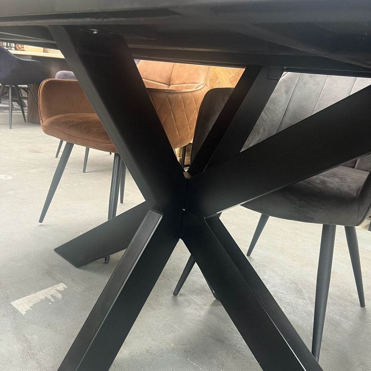 Eettafel teak visgraat matrix zwart metaal 