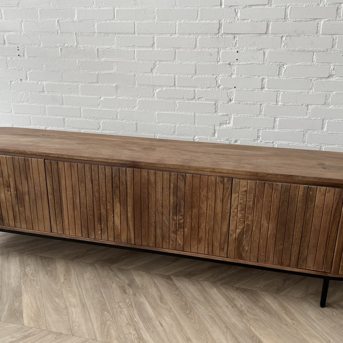 TV Meubel Pedrera 210 cm mangohout ribbel 
